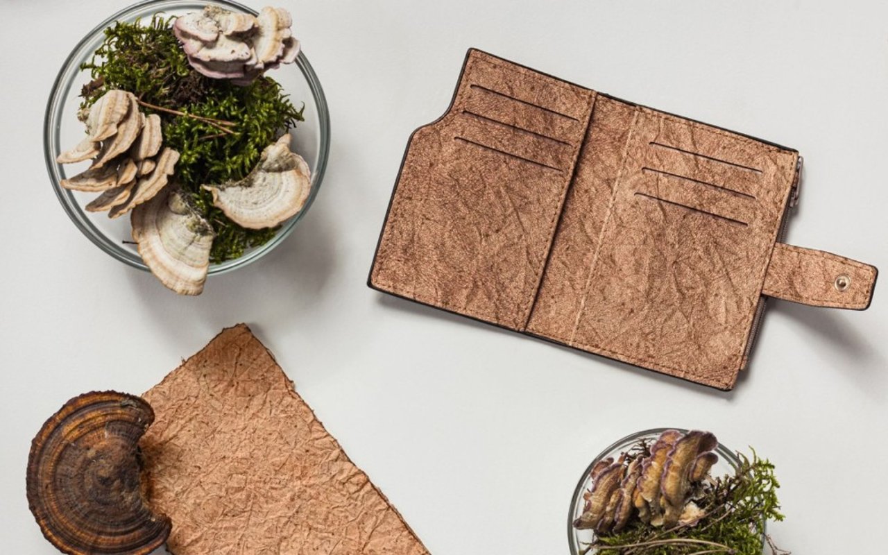Una cartera hecha de cuero vegano a base de hongos.