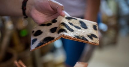 Productos hechos con partes de jaguar vendidos en el Mercado El Campesino