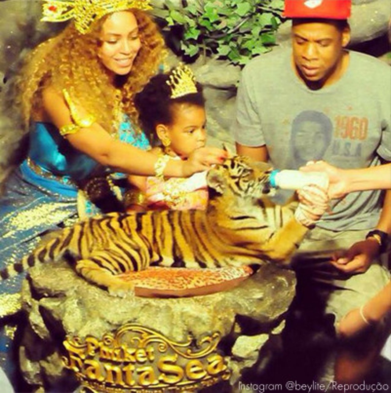 0107_beyonce_posa_con_cachorro_de_tigre_y_pasea_en_elefante_en_tailandia_1