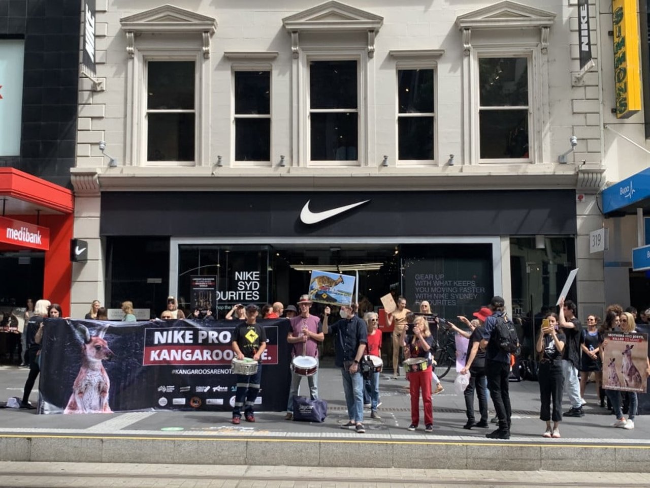 Manifestantes frente a una tienda de Nike en Australia
