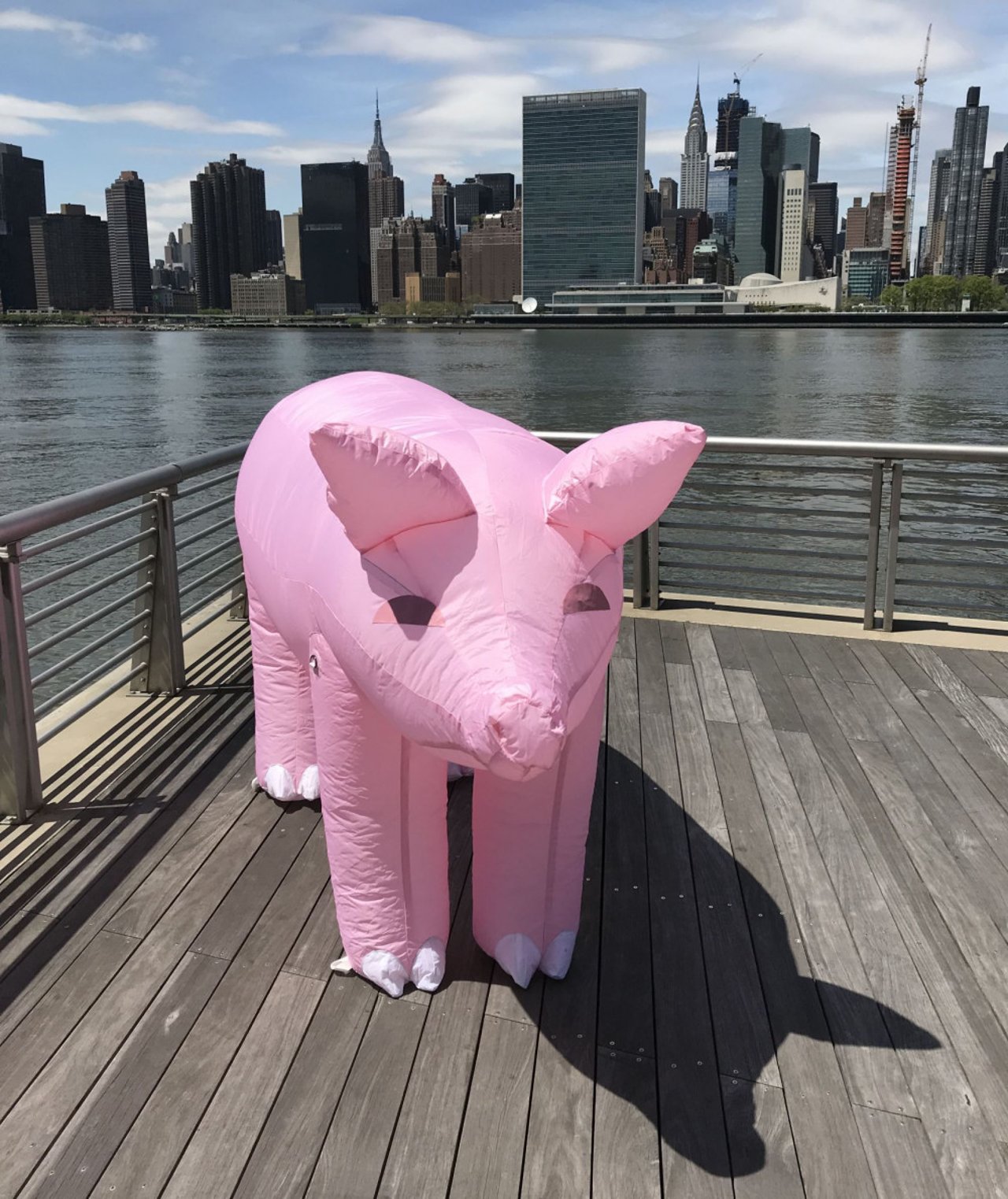 inflatable_pig_in_the_city_in_new_york