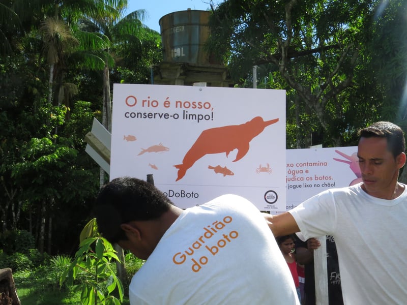 Niños colombianos y brasileños unidos por la protección del delfín rosado
