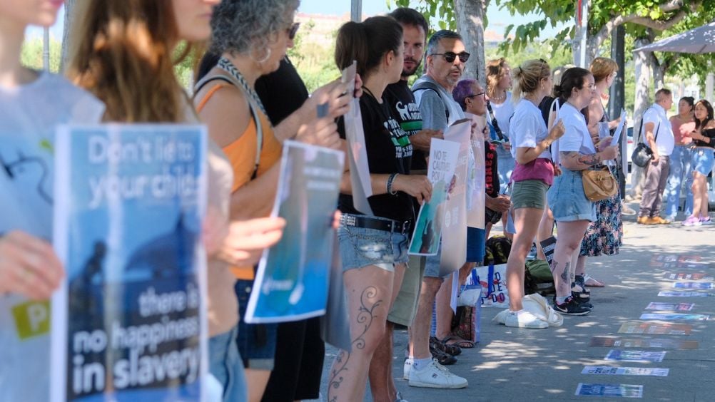Protesta frente a las instalaciones de Oceanografic contra el cautiverio y explotación de delfines.